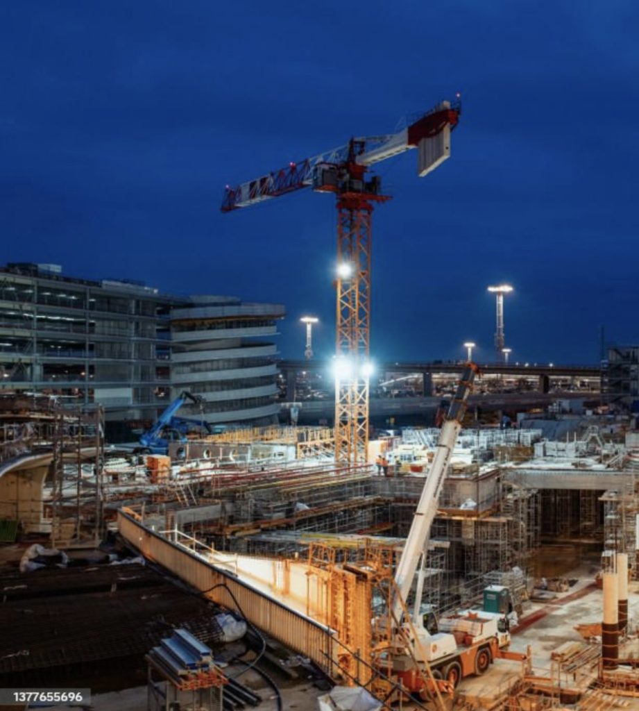 grue de chantier de nuit