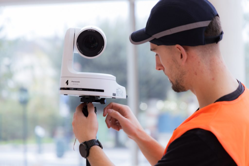 Techniciens en régie vidéo contrôlant la diffusion d’une émission live d’entreprise.