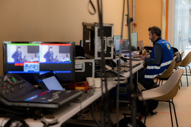 Techniciens en régie vidéo contrôlant la diffusion d’une émission live d’entreprise.