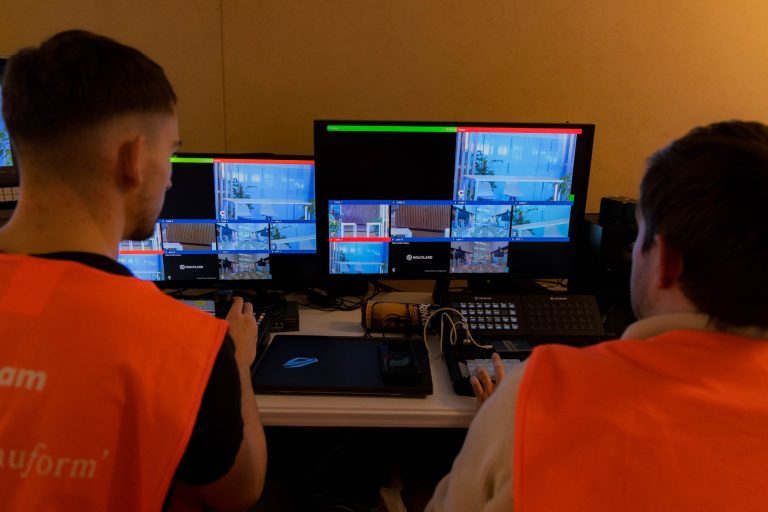 Techniciens en régie vidéo contrôlant la diffusion d’une émission live d’entreprise.