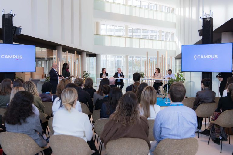 Diffusion d’une émission interne d’entreprise devant un public en présentiel.