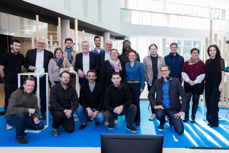 Équipe audiovisuelle collaborant sur un plateau d’émission d’entreprise.