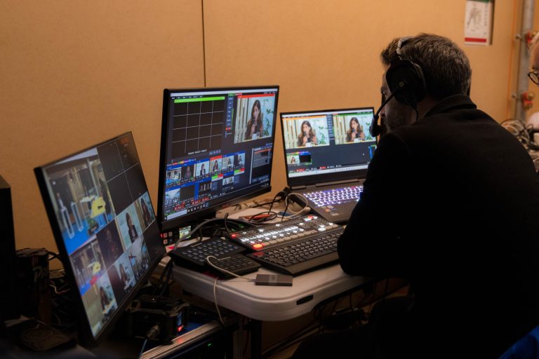 Techniciens en régie vidéo contrôlant la diffusion d’une émission live d’entreprise.