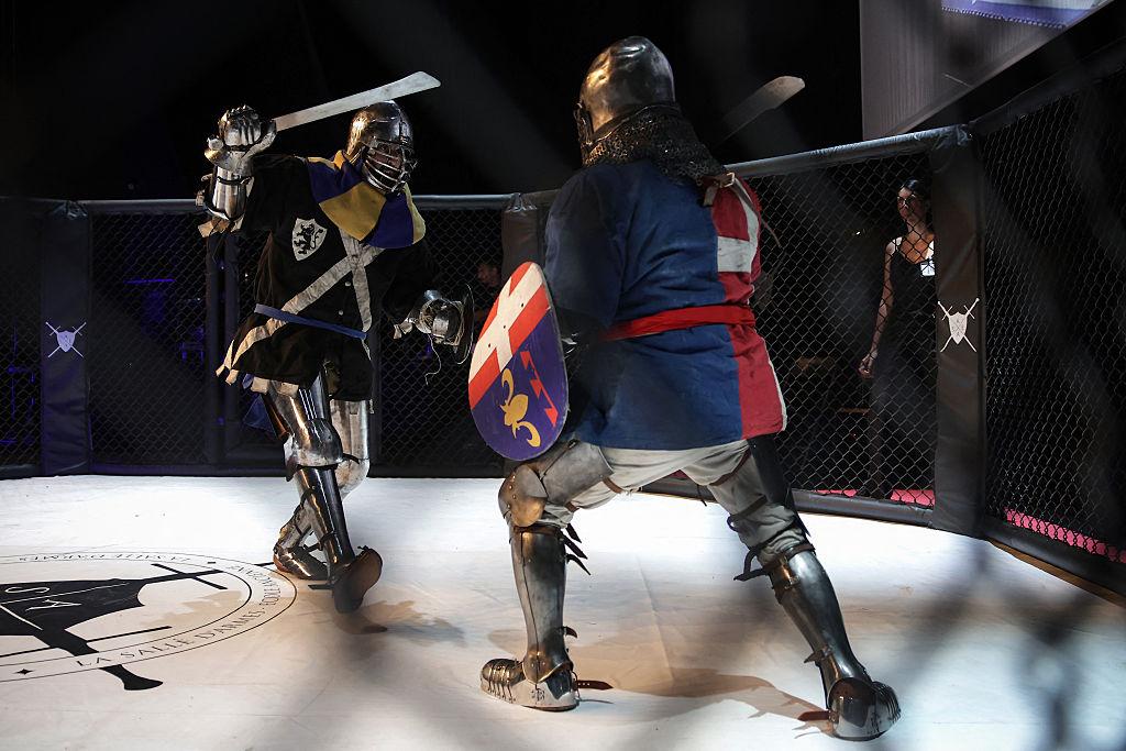 Combattants de béhourd en armure dans une cage de MMA lors de The Knights of the Cage 2026
